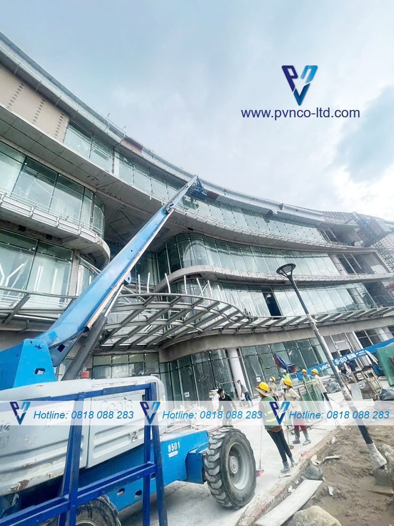 Ứng dụng của xe nâng người cần thẳng làm việc trên cao
