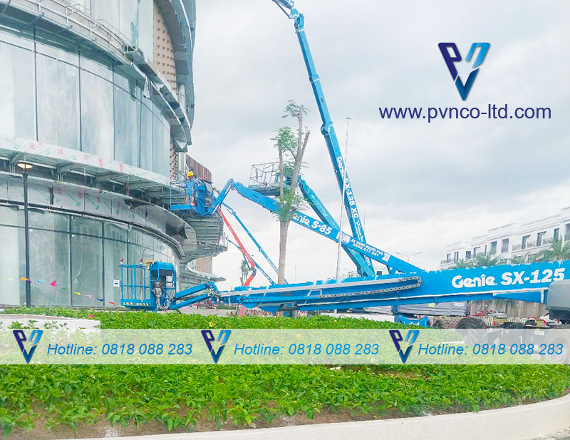 Thuê xe nâng người cần thẳng làm việc trên cao